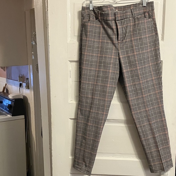 Old Navy Pants - Like new. Old Navy sz 14. Waist 30”-31” inseam cropped in is 26”. Real pkts in